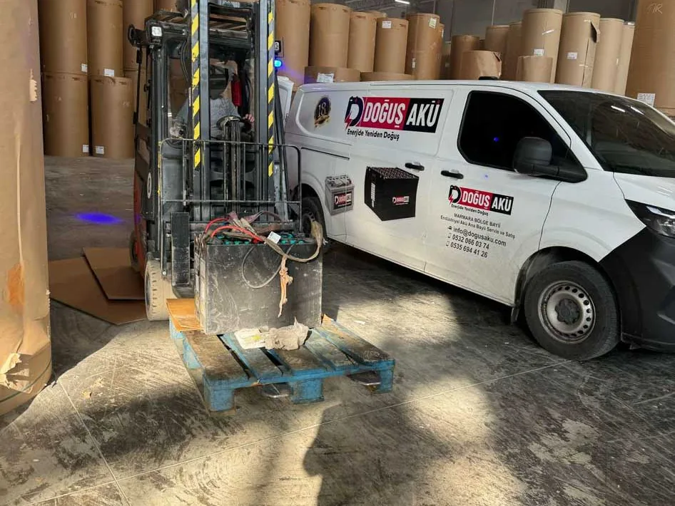 Periyodik bakım için müşteri deposundaki Doğuş Akü servis aracı