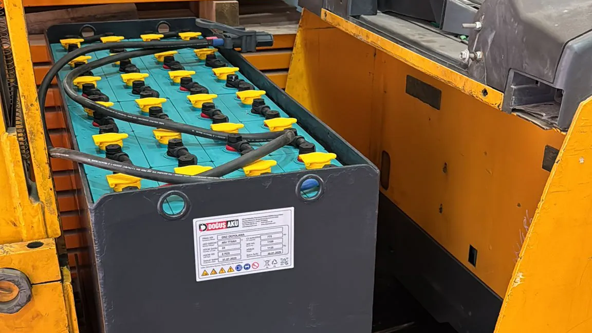 Forklift üzerinde bakımı yapılan traksiyoner akü